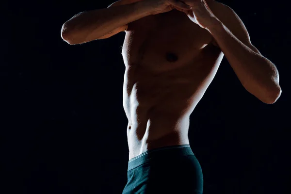 Musculoso hombre entrenamiento gimnasio motivación fuerza ejercicio — Foto de Stock