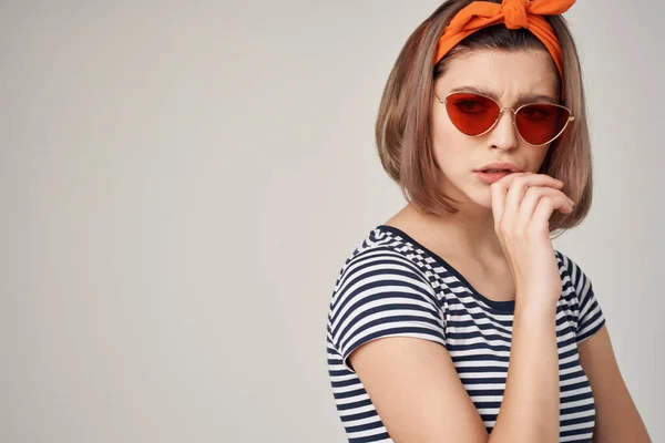 Femme en t-shirt rayé portant des lunettes de soleil mode moderne vue recadrée — Photo