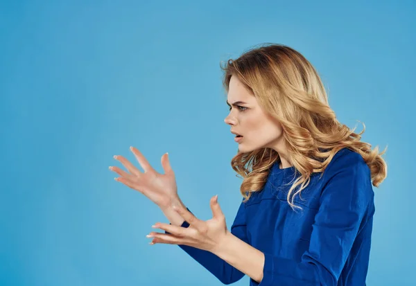 Donna emotiva in abito blu studio blu modello di sfondo — Foto Stock