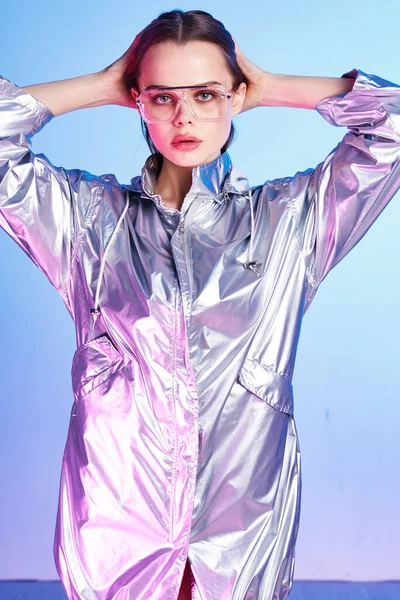 Mulher bonita jaqueta de prata estilo moderno nightclub fundo azul — Fotografia de Stock