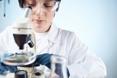 Kadın laboratuvar asistanı mikroskop araştırma mikrobiyolojisi