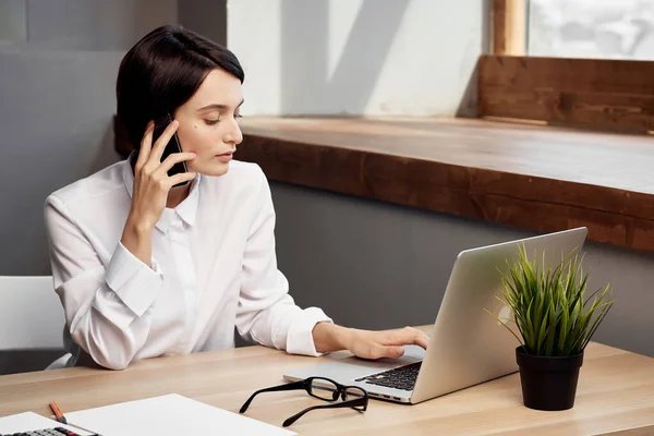 Zakelijke vrouw in wit shirt op het werk tafel in de voorkant van laptop technologie — Stockfoto