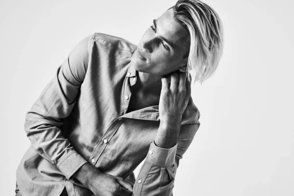 A man in a shirt fashionable hairstyle black and white photo posing — Stock Photo, Image