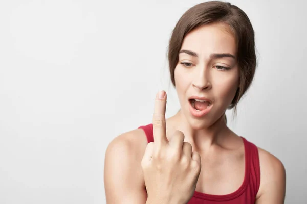 Mulher com dor no dedo indicador ferido problemas de saúde medicina — Fotografia de Stock