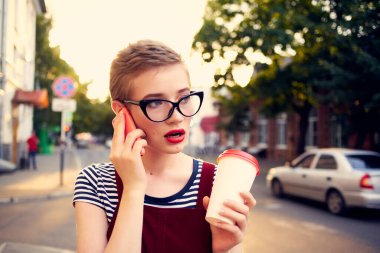 Güzel bir kadın şehir dışında moda yürüyüşü yapıyor.