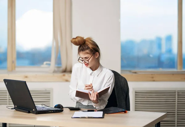 Női titkár ül munkaasztal vagy laptop címek technológiai munka — Stock Fotó
