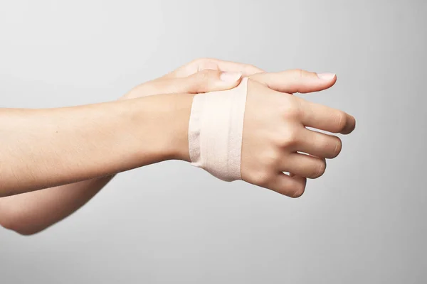 Vendado brazo articulación dolor tratamiento medicina close-up —  Fotos de Stock