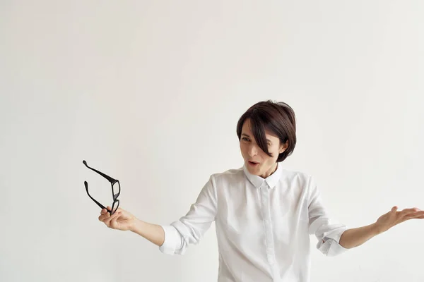 白いシャツを着た女性が眼鏡を手に持っているプロのオフィス — ストック写真