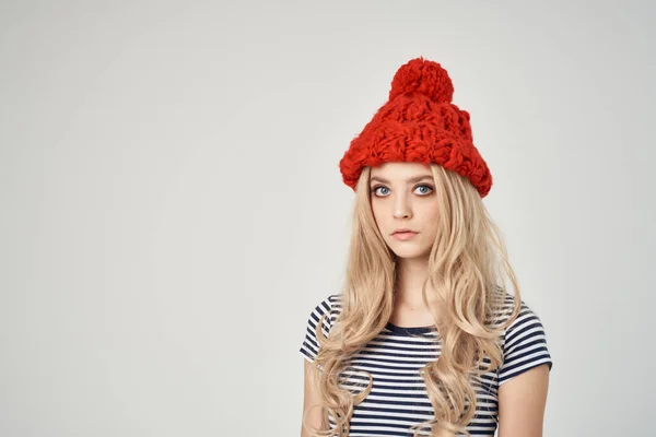 Mujer en sombrero rojo moto ropa Studio estilo de vida moderno —  Fotos de Stock