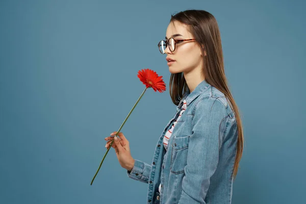 Vacker kvinna i denim jacka röda blomma glasögon mode — Stockfoto