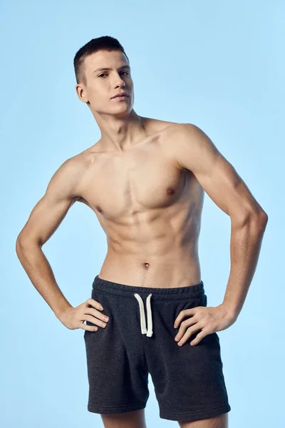 Half-naked man in shorts pumped up torso bodybuilder fitness model — Stock Photo, Image