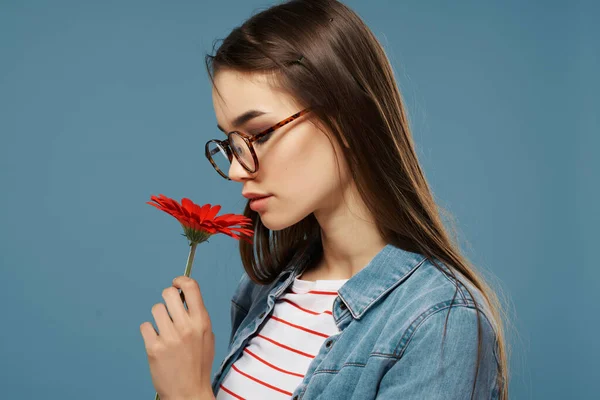 Csinos nő farmerdzseki piros virág szemüveg divat — Stock Fotó