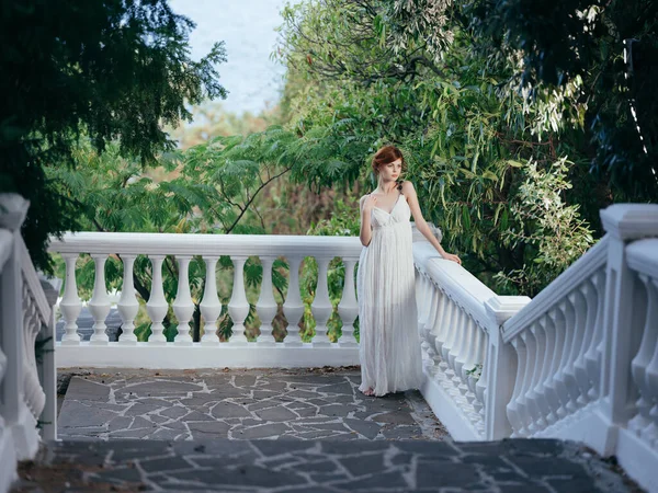 Frau in weißem Kleid im griechischen Stil Mode posiert Mythologie — Stockfoto