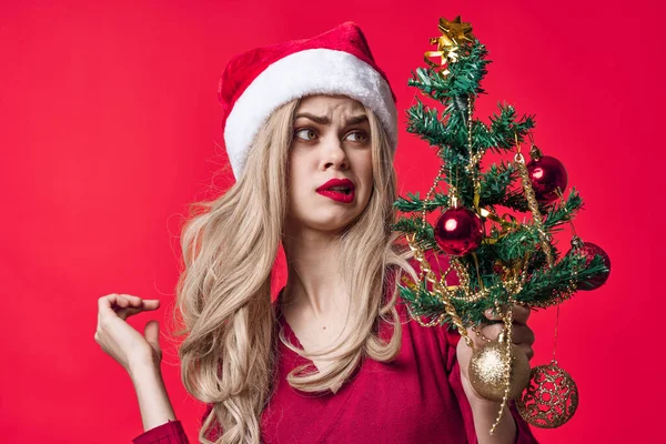 Emocionální žena vánoční dekorace dovolená růžové pozadí — Stock fotografie