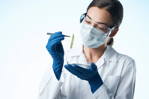 Mulher assistente de laboratório máscara médica pesquisa química close-up — Fotografia de Stock