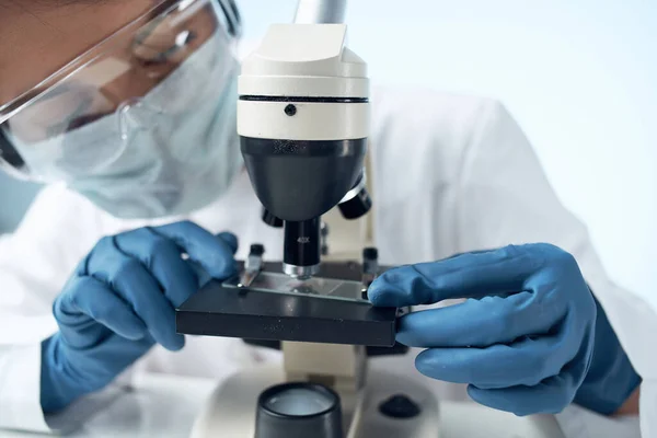 Γυναίκα σε λευκό παλτό εργαστηριακό επιστημονικό μικροσκόπιο αναλύει — Φωτογραφία Αρχείου