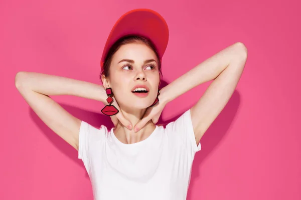 Jolie Jeune Femme Casquette Rouge Posant Photo Haute Qualité — Photo