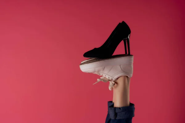Piede invertito nero scarpe moda stile moderno rosa sfondo — Foto Stock