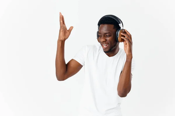 Homem africano alegre usando fones de ouvido gesto mãos emoções música entretenimento — Fotografia de Stock