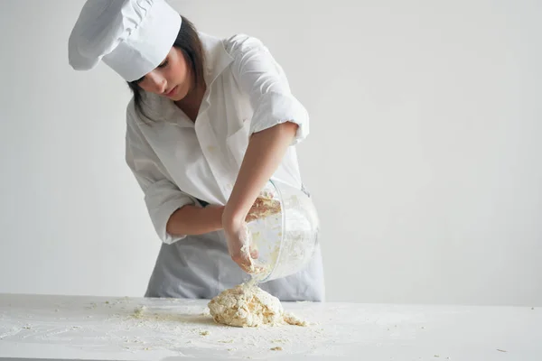 Žena kuchař uniforma pracuje s těstem mouky produkty vaření potravin — Stock fotografie