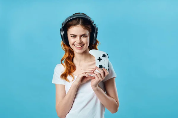 Woman Headphones Holding Joystick Blue Background High Quality Photo — Stock Photo, Image