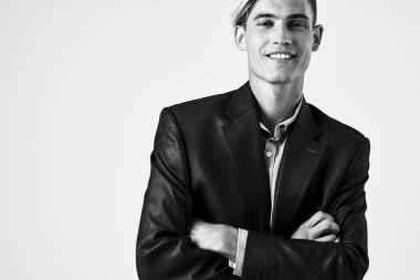 Takım elbiseli yakışıklı adam siyah beyaz fotoğraf. Yüksek kalite fotoğraf