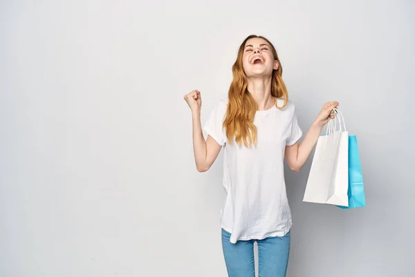Mujer con bolsas multicolores compra estilo de vida entretenimiento compras — Foto de Stock