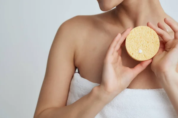 Kvinna Med Bara Axlar Håller Svamp Händerna — Stockfoto