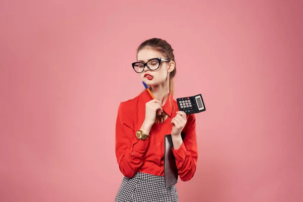 Mulher Alegre Usando Óculos Segurando Calculadora — Fotografia de Stock