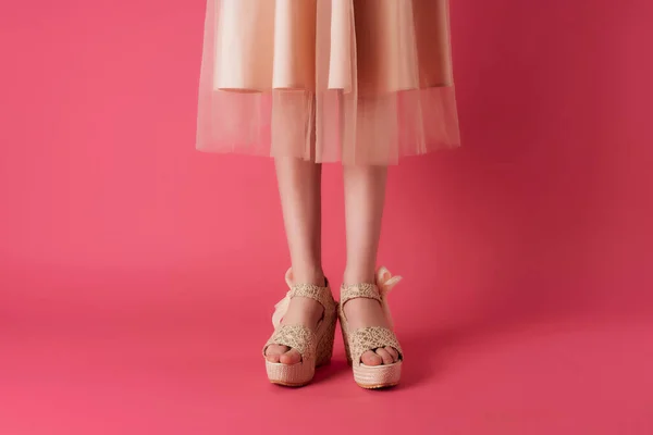 Mode schoenen bijgesneden uitzicht vrouwelijke voeten roze achtergrond bijgesneden uitzicht — Stockfoto