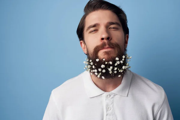 Homem Uma Camisa Branca Com Flores Barba Fundo Azul Foto — Fotografia de Stock