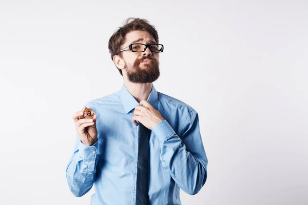 Hombre Negocios Con Camisa Que Sostiene Bitcoin — Foto de Stock