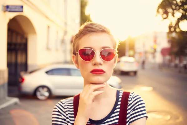 Kvinna bär solglasögon promenader staden sommar hem — Stockfoto