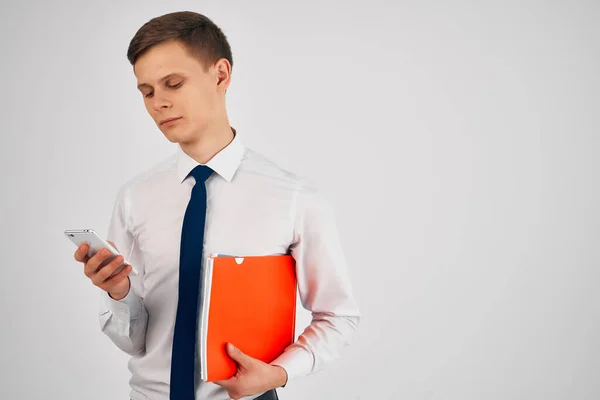 Geschäftsmann im Hemd mit Krawatte dokumentiert Telefonkommunikationsbüro — Stockfoto