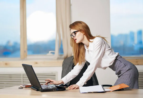 Vrouw secretaresse kantoor laptop technologie — Stockfoto