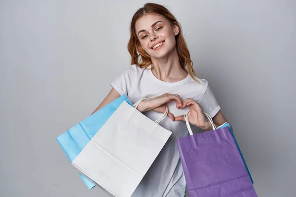 Nő sokszínű bevásárló táskák Shopaholic életmód fény háttér — Stock Fotó