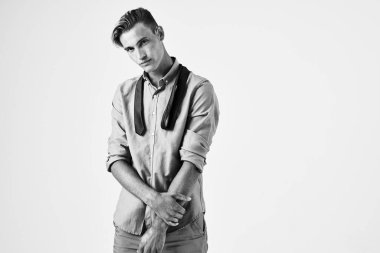 Gömlekli adam zarif stüdyo tarzında elleri olan.