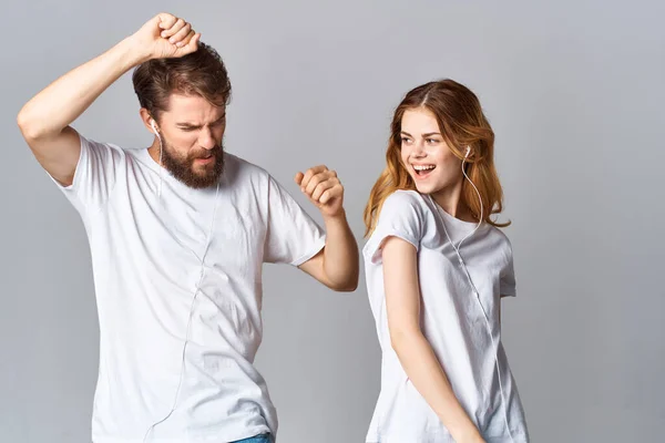 Jovem casal diversão casual desgaste estilo de vida luz fundo — Fotografia de Stock