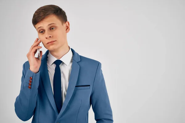 Homme d'affaires dans un costume parler au bureau de téléphone officiel — Photo
