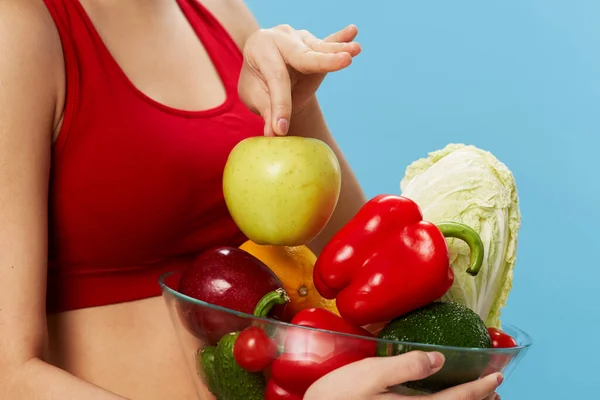 Женщина с овощами в руках здоровое питание стройная фигура — стоковое фото