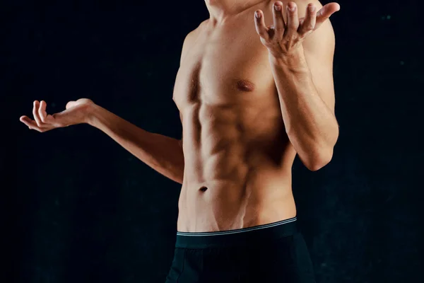 Svalnatý muž cvičení tělocvična motivační sílu cvičení — Stock fotografie