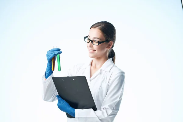 Donna in cappotto bianco laboratorio di ricerca soluzione chimica analizza — Foto Stock