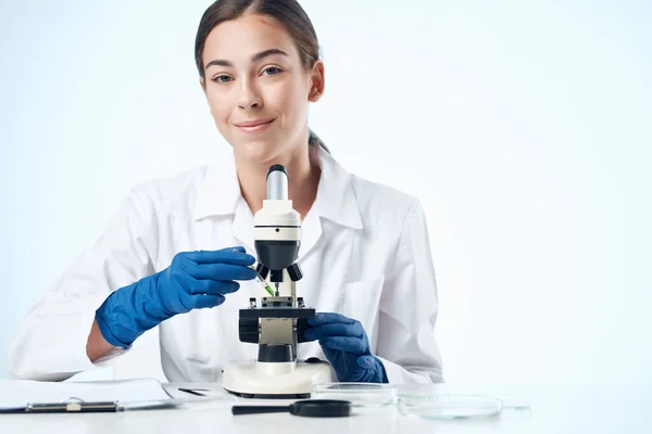 Mujer científica laboratorio investigación diagnóstico — Foto de Stock