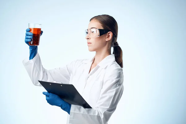 Mujer científica laboratorio química y biotecnología investigación —  Fotos de Stock