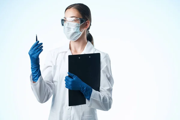Kvinna laboratorieassistent bär medicinsk mask kemi vetenskap teknik — Stockfoto