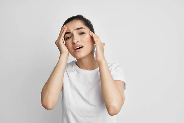 Женщина с головной болью держит лицо мигрени эмоции депрессии — стоковое фото