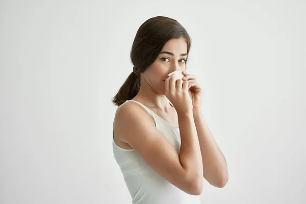 Γυναίκα σε λευκό δεξαμενή κορυφή μαντήλι runny μύτη προβλήματα υγείας — Φωτογραφία Αρχείου