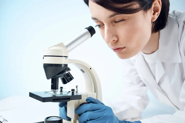 Žena s mikroskopem laboratorní mikrobiologie technologie věda — Stock fotografie