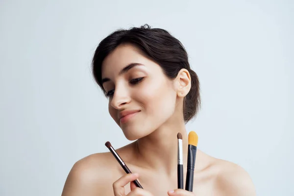 Brunette with bare shoulders out for makeup facials — Stock Photo, Image