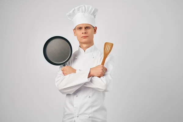 En man i kockar kläder kök arbete är en personal — Stockfoto